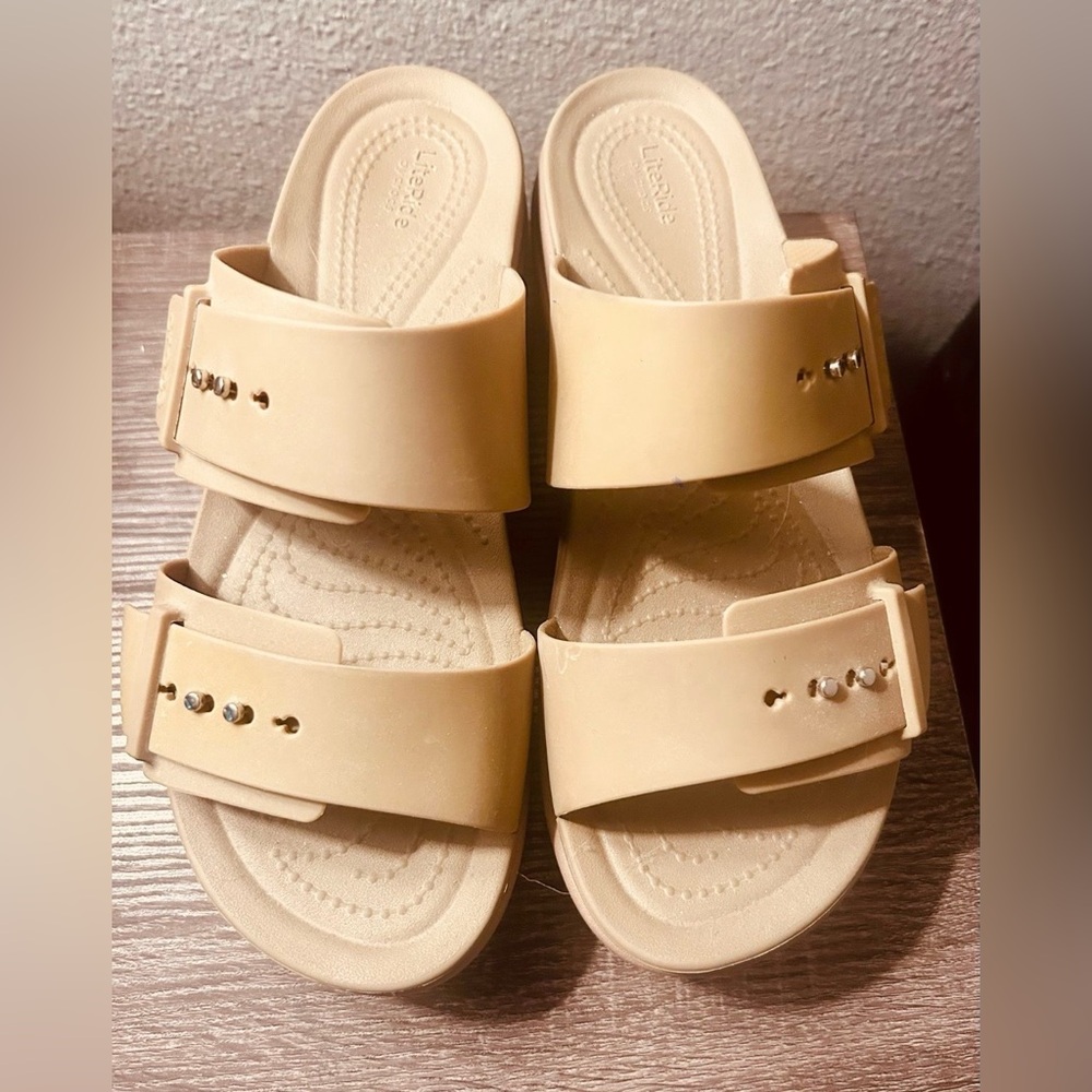 CROCS Brooklyn Low Wedge Sandals Woman's Size 9 Color Latte